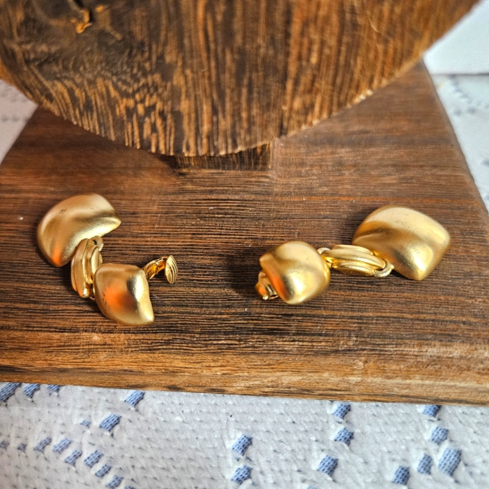 Elegant Gold Women's Earrings